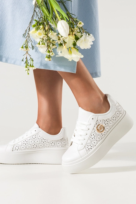 Białe sneakersy damskie na platformie ażurowa cholewka złota ozdoba sznurowane Carla LH201-9