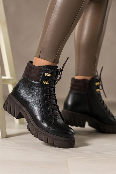 Czarne botki skórzane damskie na bieżnikowanej czekoladowej podeszwie sznurowane PRODUKT POLSKI Casu 8097