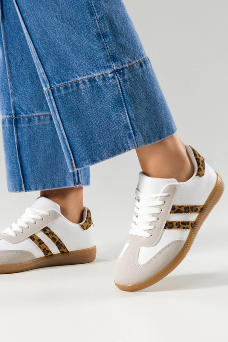 Białe sneakersy damskie buty sportowe na płaskiej elastycznej podeszwie sznurowane lamparci wzór Casu 77635-4