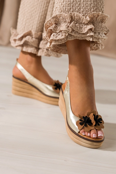 Złote sandały skórzane damskie na koturnie błyszczące ozdobne kwiaty PRODUKT POLSKI Casu 3014-703