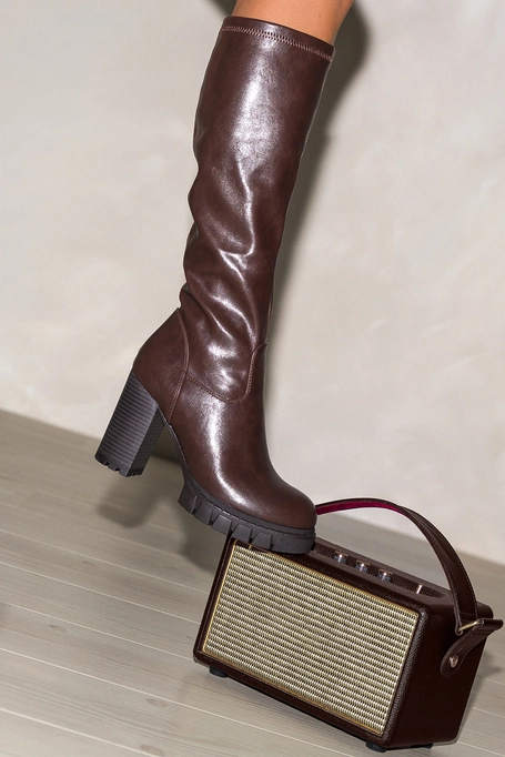 Czekoladowe kozaki damskie bieżnikowany słupek i platforma elastyczna cholewka Carla 4139