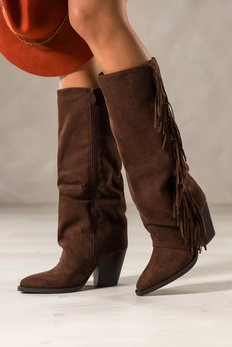 Czekoladowe kozaki damskie kowbojki z frędzlami szeroka cholewka ścięty obcas klocek Carla ICQ703