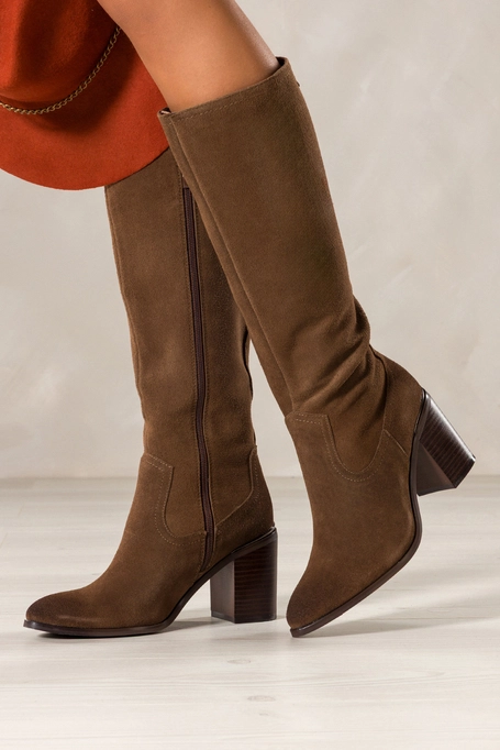 Brązowe kozaki skórzane damskie Sergio Leone przed kolano na ozdobnym słupku pasek z nitami PA74331-H