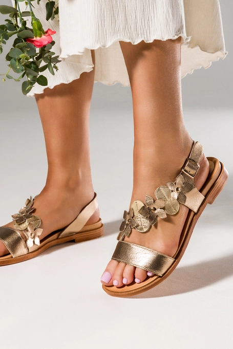 Złote sandały skórzane damskie płaskie z kwiatami PRODUKT POLSKI Casu 2762-706