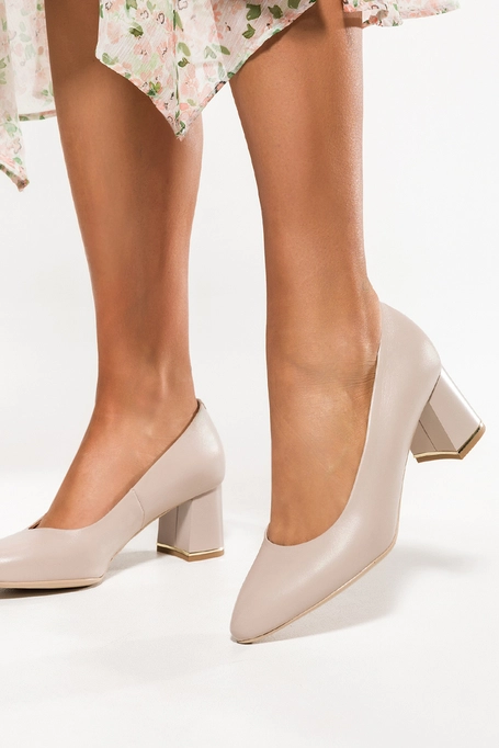 Beżowe czółenka skórzane damskie na ozdobnym klocku PRODUKT POLSKI Casu 3028-835