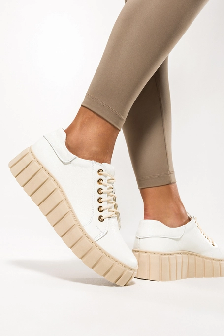 Białe trampki skórzane damskie creepersy na grubej beżowej podeszwie PRODUKT POLSKI Casu 469