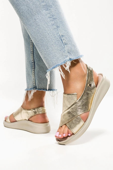 Złote sandały skórzane damskie na koturnie z gumką paski na krzyż PRODUKT POLSKI Casu 40392