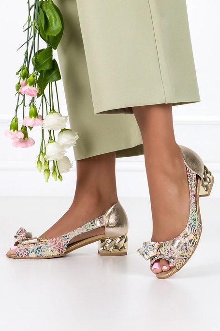 Wielokolorowe czółenka skórzane damskie z kokardą na niskim ozdobnym obcasie kwiaty PRODUKT POLSKI Casu 2798